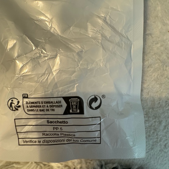 Costume jewelry NWT size 5.5 gold ring with large diamond and two - Picture 3 of 8